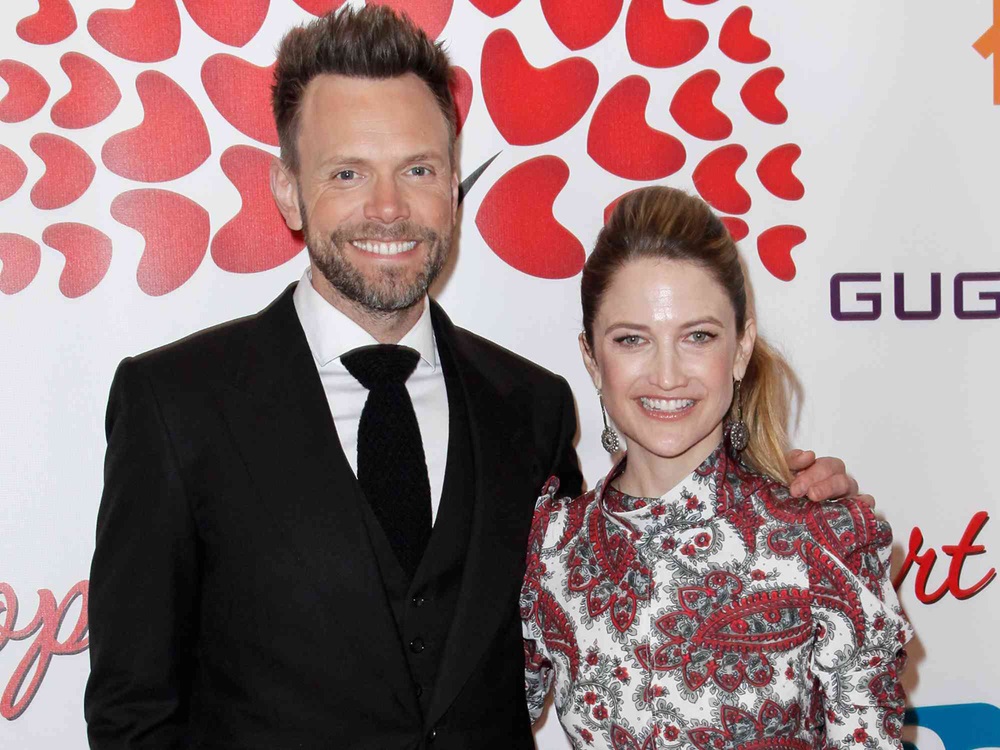 Joel McHale Wife: All About Sarah Williams, Their Marriage, Family, and Personal Life 2 joel mchale wife joel mchale wife